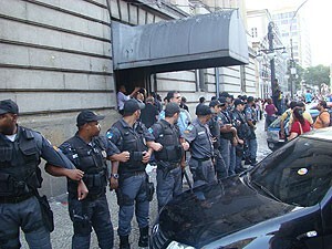 1-manifestantes_sao_agredidos_enquanto_alerj_aprova_projeto_que_privatiza_saude01-300x225.jpg